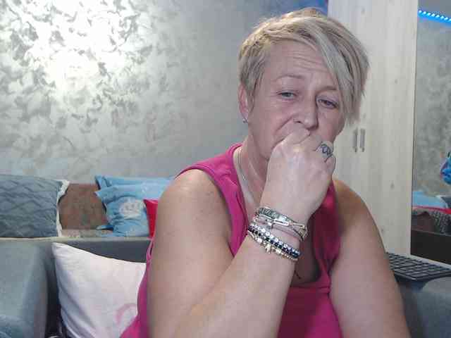 LovePinkLilli webcam