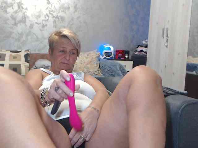 LovePinkLilli webcam