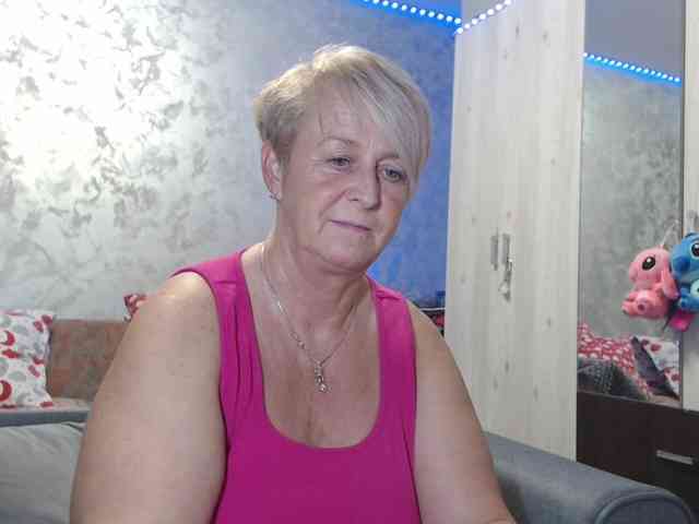 LovePinkLilli webcam