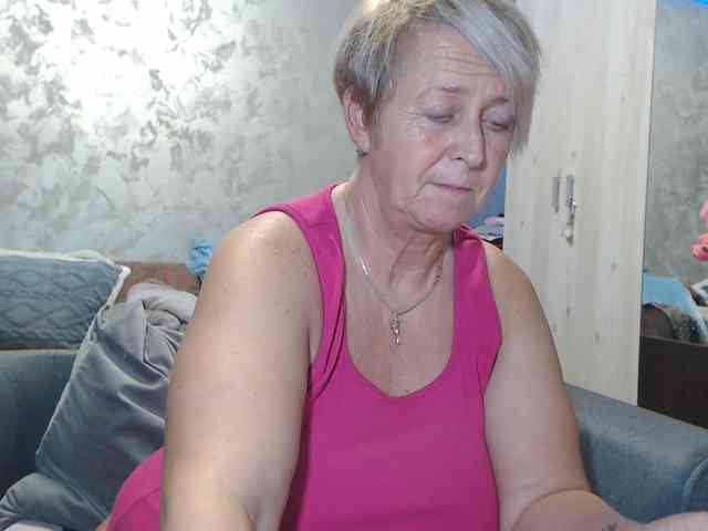 LovePinkLilli webcam