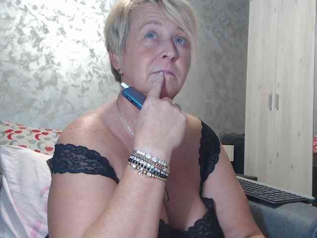 LovePinkLilli webcam