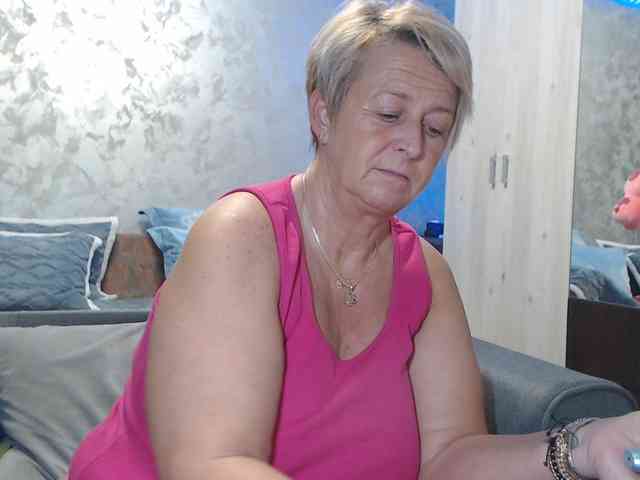 LovePinkLilli webcam