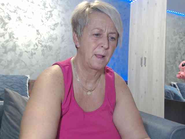 LovePinkLilli webcam