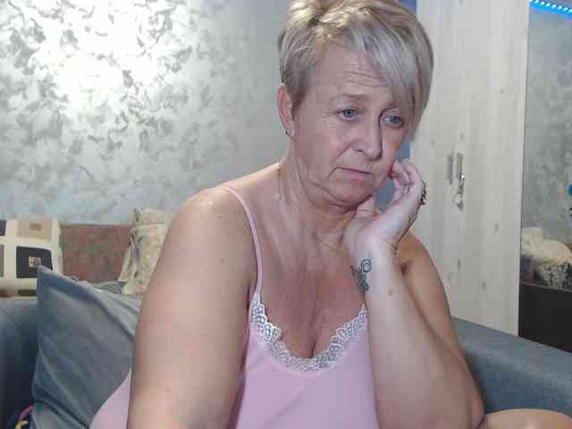 LovePinkLilli webcam