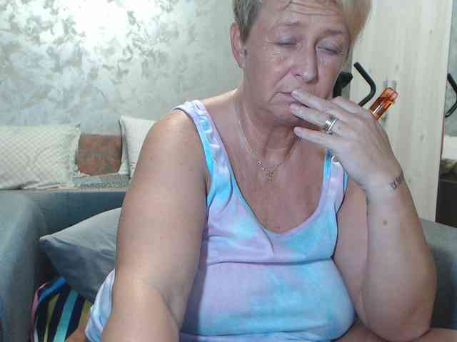 LovePinkLilli webcam