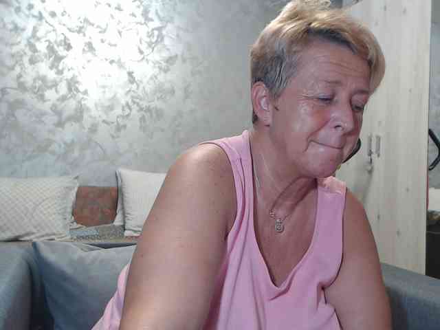 LovePinkLilli webcam