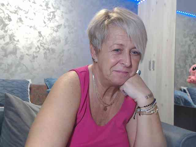 LovePinkLilli webcam