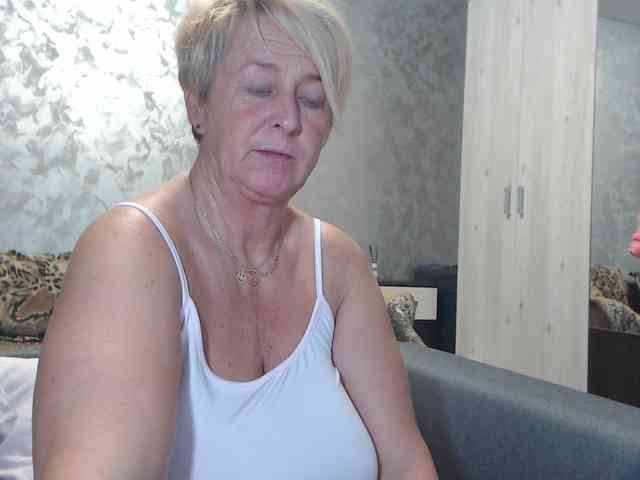 LovePinkLilli webcam