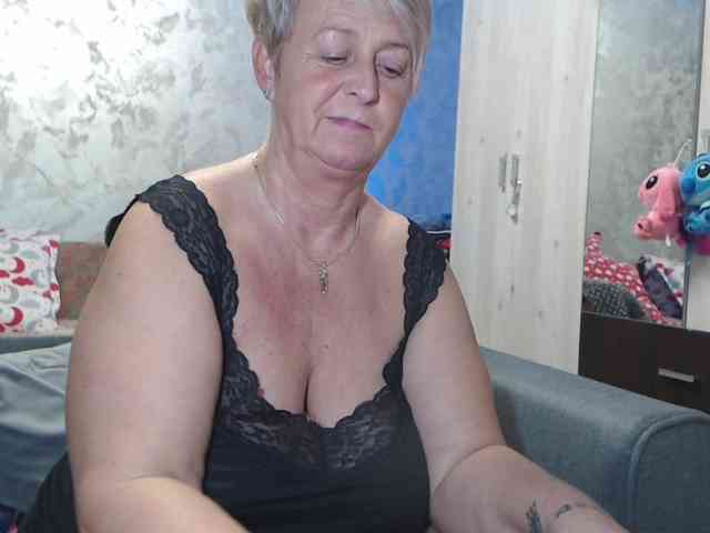 LovePinkLilli webcam