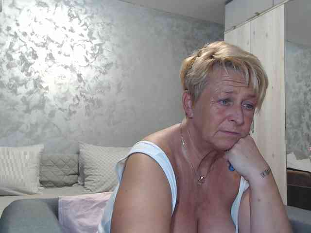 LovePinkLilli webcam
