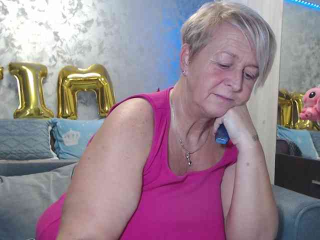 LovePinkLilli webcam