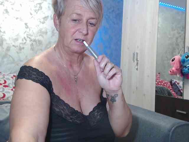 LovePinkLilli webcam