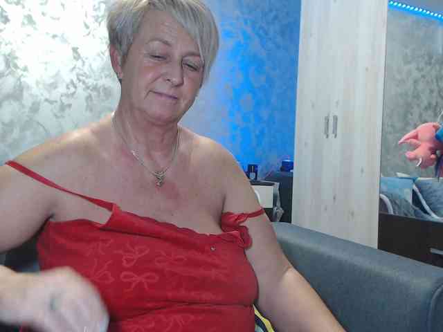 LovePinkLilli webcam