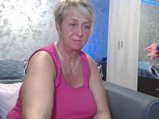 LovePinkLilli webcam