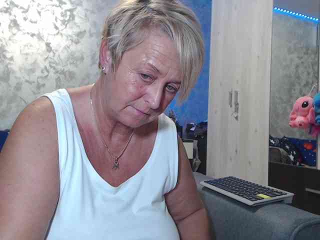 LovePinkLilli webcam