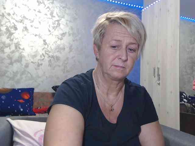 LovePinkLilli webcam