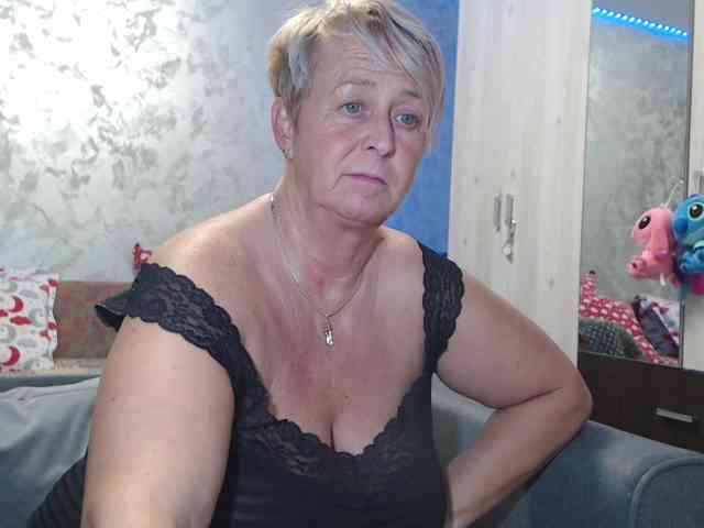 LovePinkLilli webcam