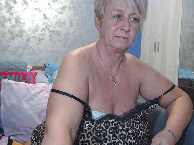 LovePinkLilli webcam