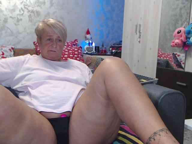 LovePinkLilli webcam