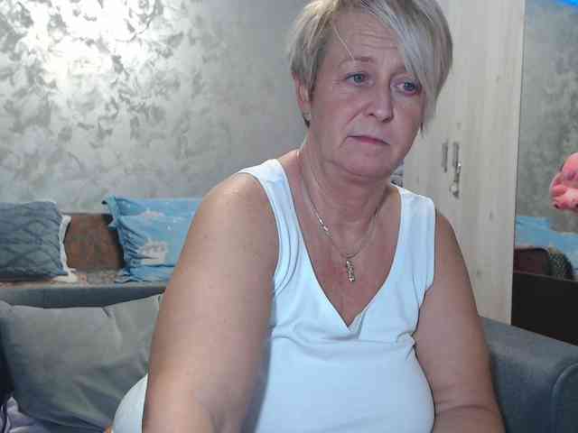 LovePinkLilli webcam