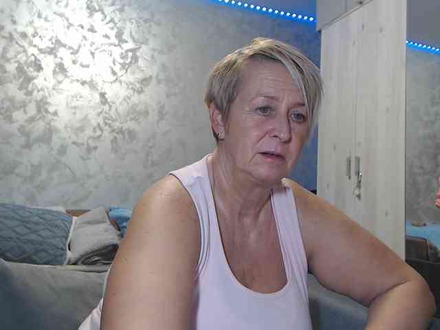 LovePinkLilli webcam