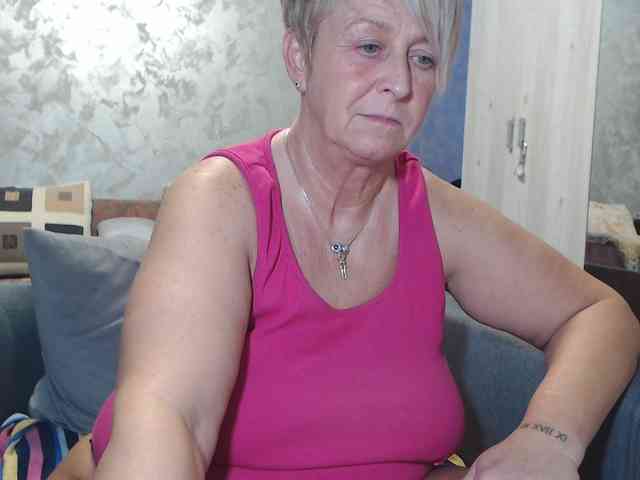 LovePinkLilli webcam