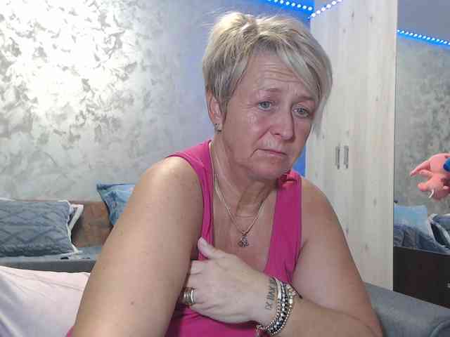 LovePinkLilli webcam