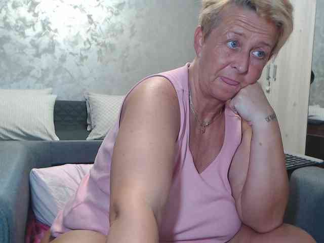 LovePinkLilli webcam