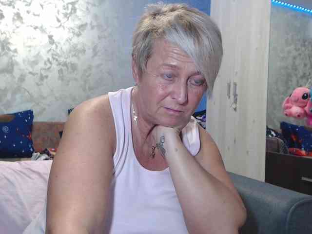 LovePinkLilli webcam