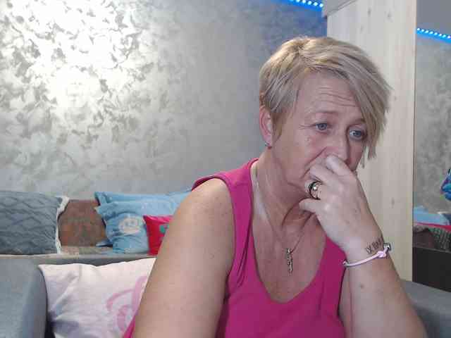 LovePinkLilli webcam