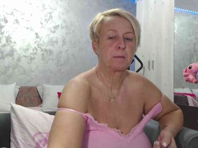 LovePinkLilli webcam