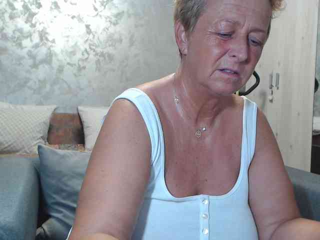 LovePinkLilli webcam