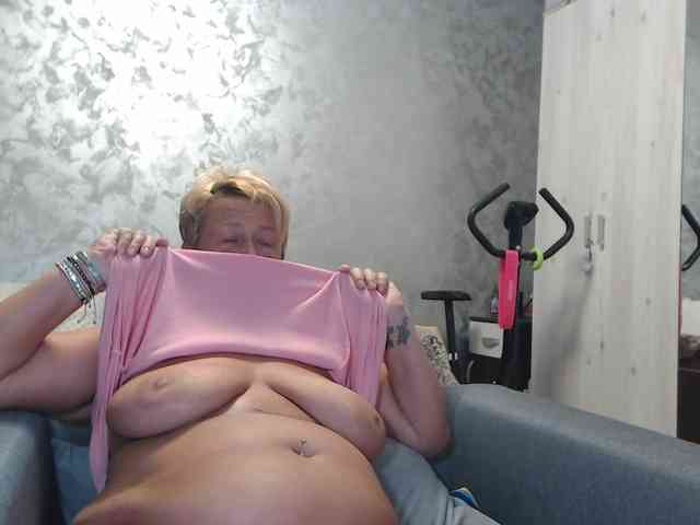 LovePinkLilli webcam