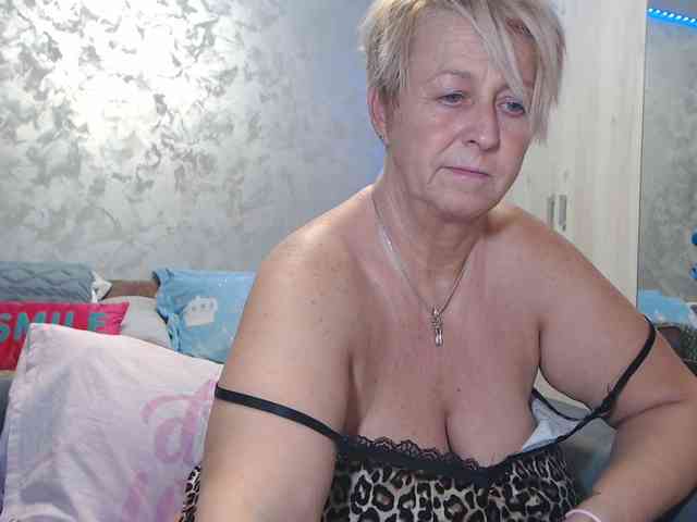 LovePinkLilli webcam