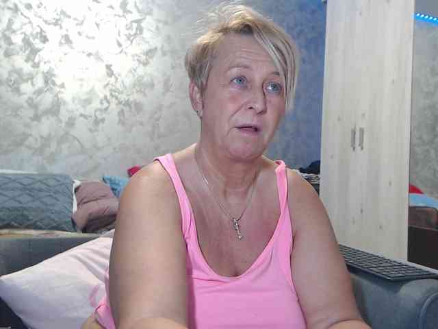 LovePinkLilli webcam