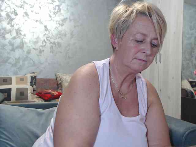 LovePinkLilli webcam