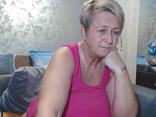 LovePinkLilli webcam