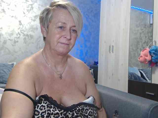 LovePinkLilli webcam