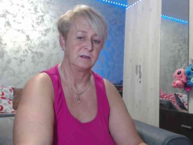 LovePinkLilli webcam