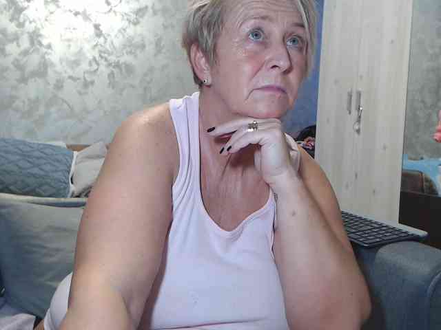 LovePinkLilli webcam