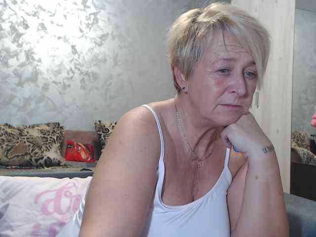 LovePinkLilli webcam