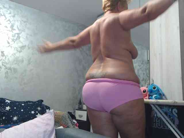 LovePinkLilli webcam