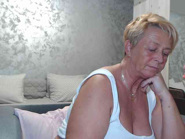 LovePinkLilli webcam
