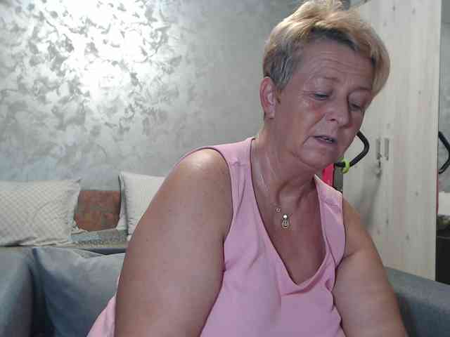 LovePinkLilli webcam