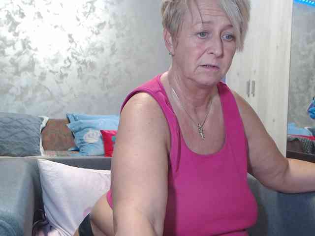 LovePinkLilli webcam