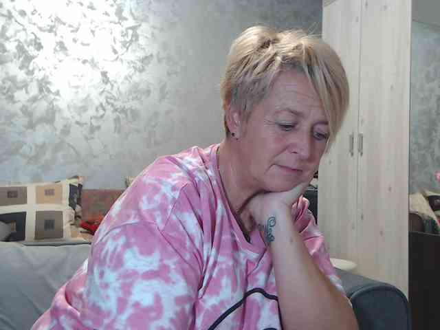 LovePinkLilli webcam