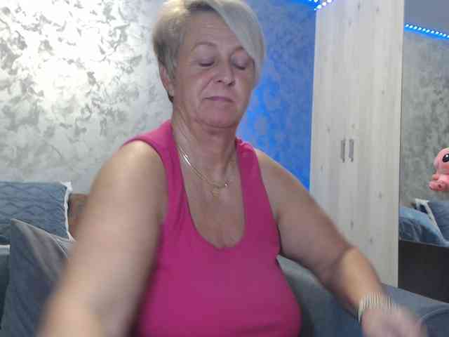 LovePinkLilli webcam