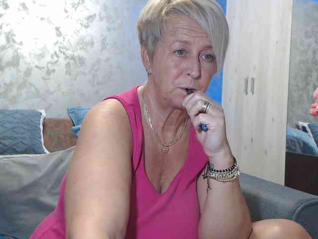 LovePinkLilli webcam