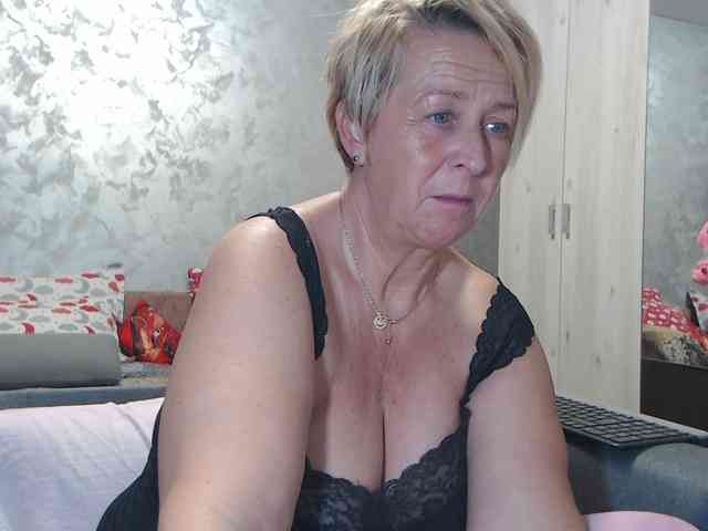 LovePinkLilli webcam