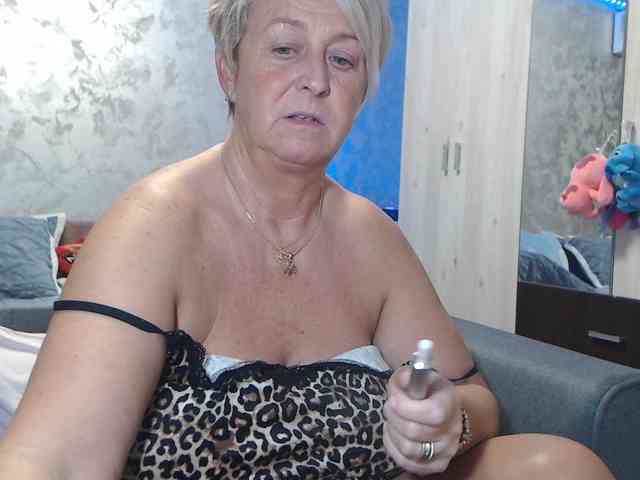 LovePinkLilli webcam